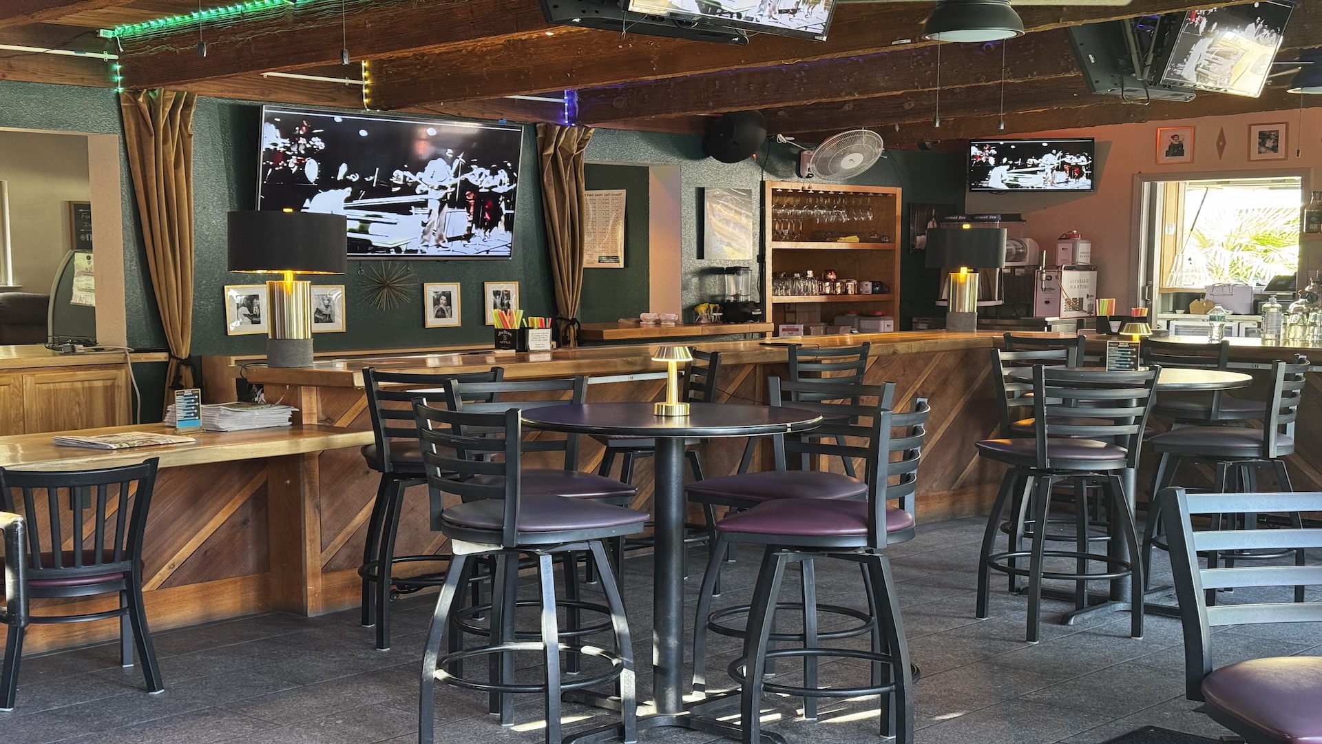 Bar at the R3